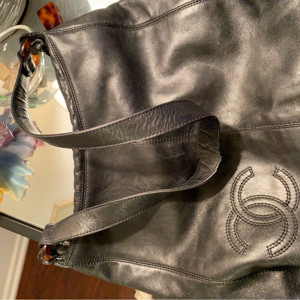 Chanel Rare tasteful understated embossed bag with tortoise shell accent. - Picture 13 of 15